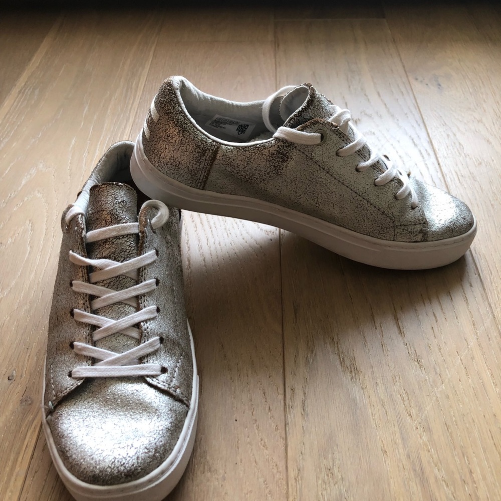 Tom’s Sneaker. Silver distressed crackle, leather